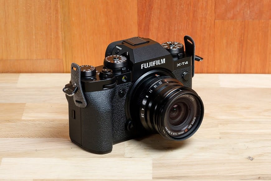 Fujifilm X-T4 met lens bevestigd