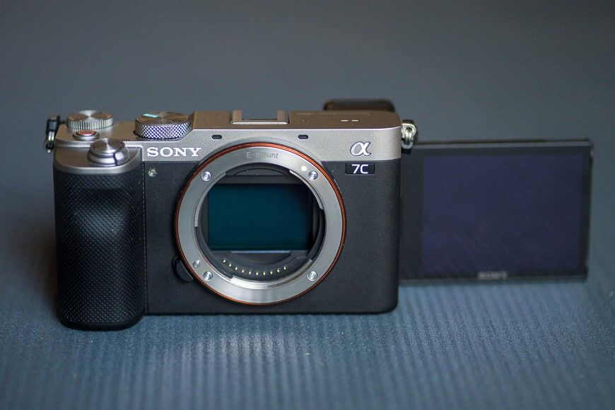 Sony A7C compacte spiegelloze camera op bureau