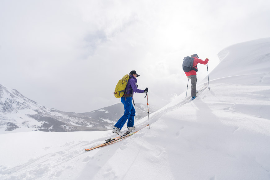 Bergop skiën op besneeuwde berg