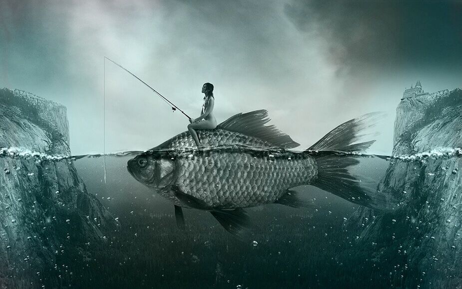 conceptuele foto van vrouw die op vis zit