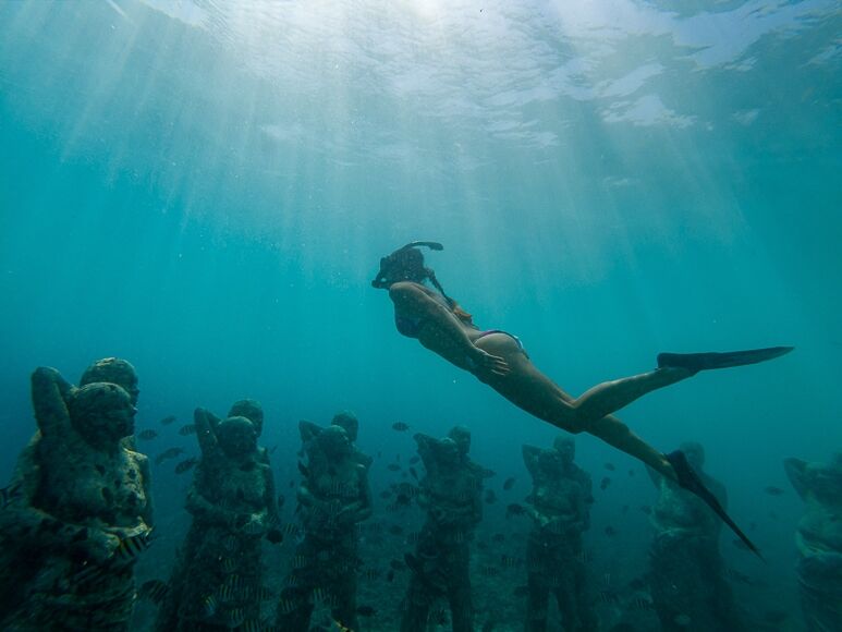 Onderwatervrouw in bikini.