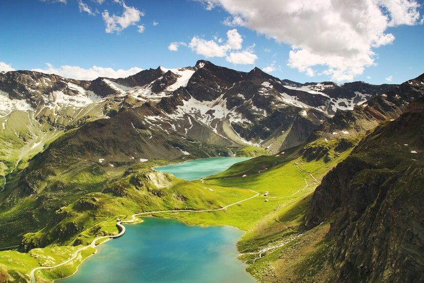 Landschapsfoto van een blauw meer en bergen