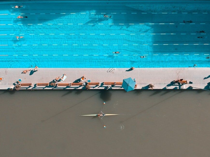 Vormen van zwemmers gefotografeerd vanuit de lucht