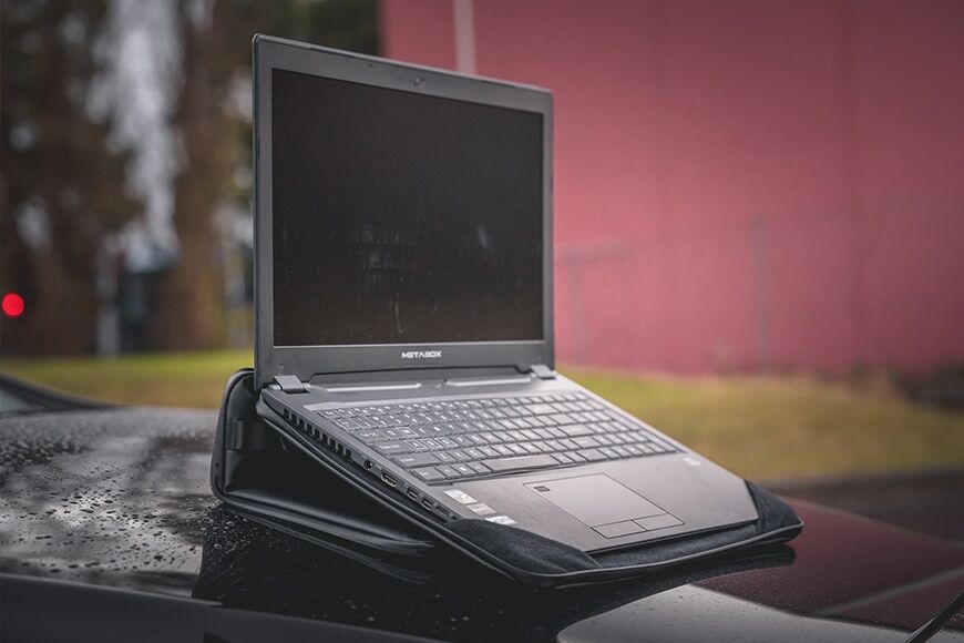 De Laptop Case gaat open en klapt terug tot een laptopstandaard. Het is stabiel, stabiel en glijdt niet rond.
