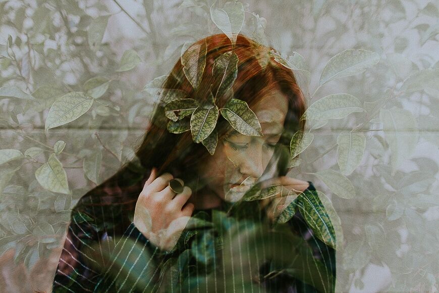 Afbeelding met dubbele belichting van een vrouwen- en groene tuinscène