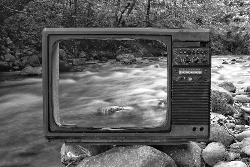 Surrealistische tv-framing stromend water