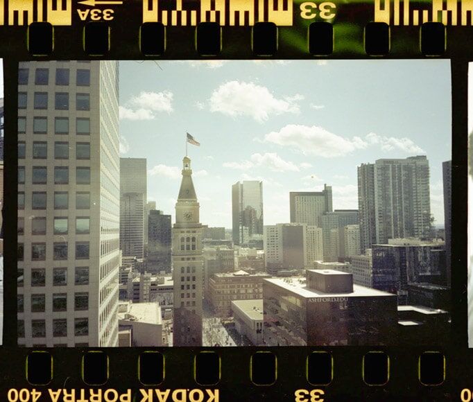 Filmnegatief van skyline van stad