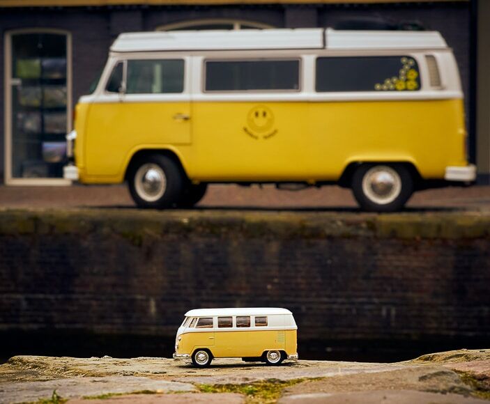 Miniatuur combibusje naast een levensgroot busje