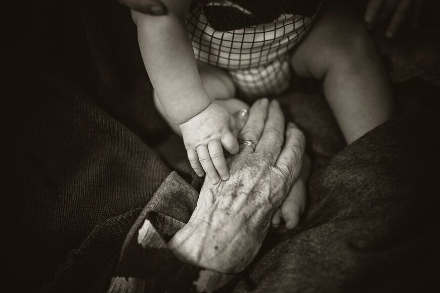 Oude handen en babyhandjes