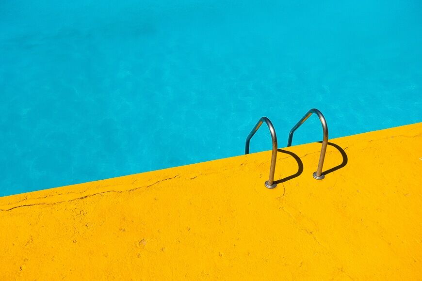 Geel en blauw zwembad met helder contrast