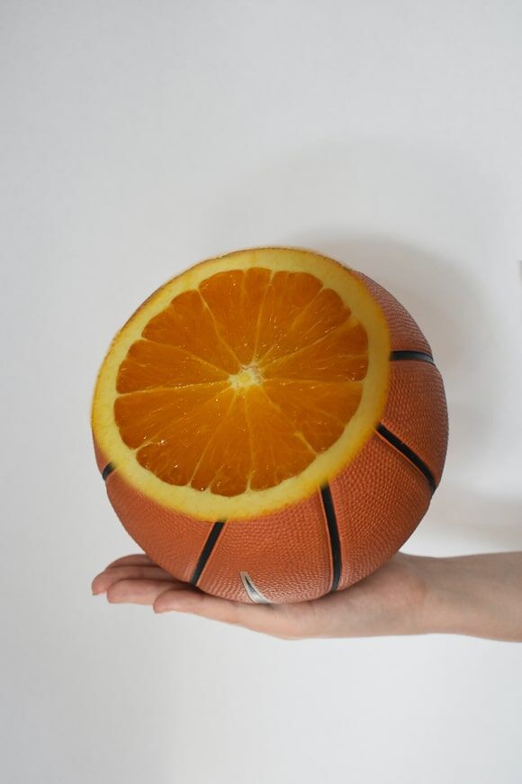 Oranje fruitcomposiet met basketbal
