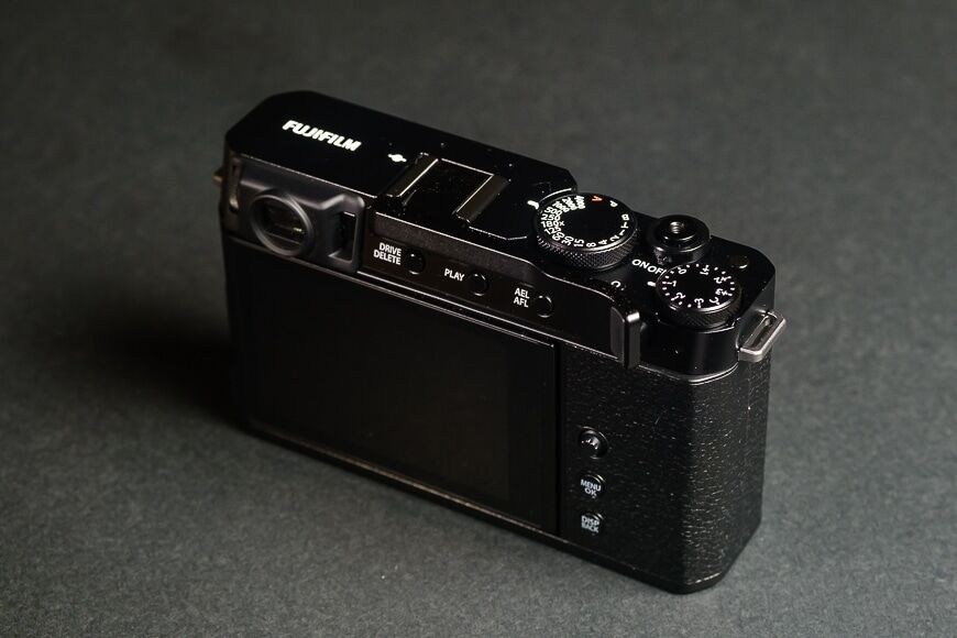 De Fujifilm X-E4 is voorzien van de nieuwe duimsteun.