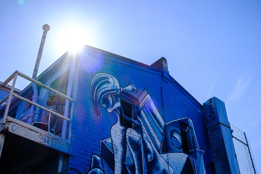 Blue Days straatgraffiti voorbeeldfoto gemaakt met de Fujifilm X-E4 | XF 27mm f/2.8