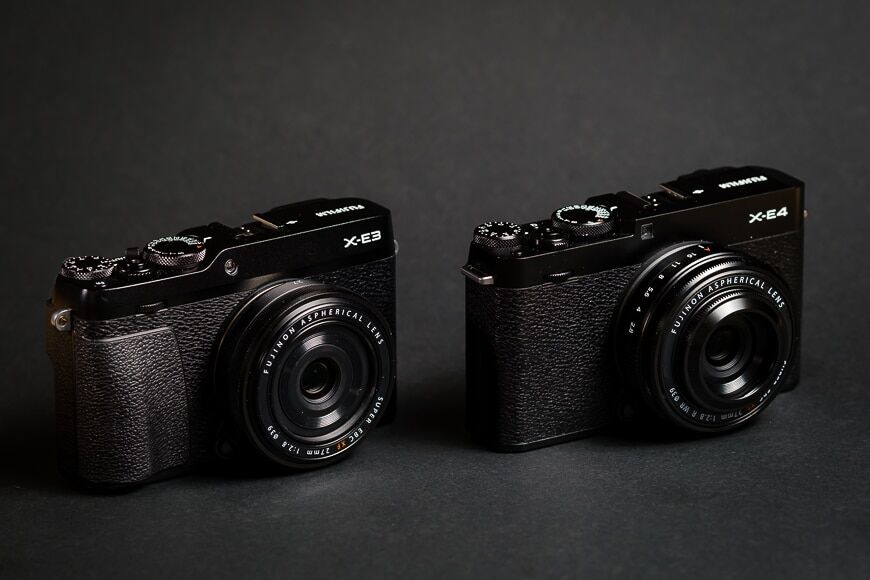 De Fujifilm X-E3 met de originele XF 27mm en de Fujifilm X-E4 met de nieuwe XF 27mm f/2.8 WR.