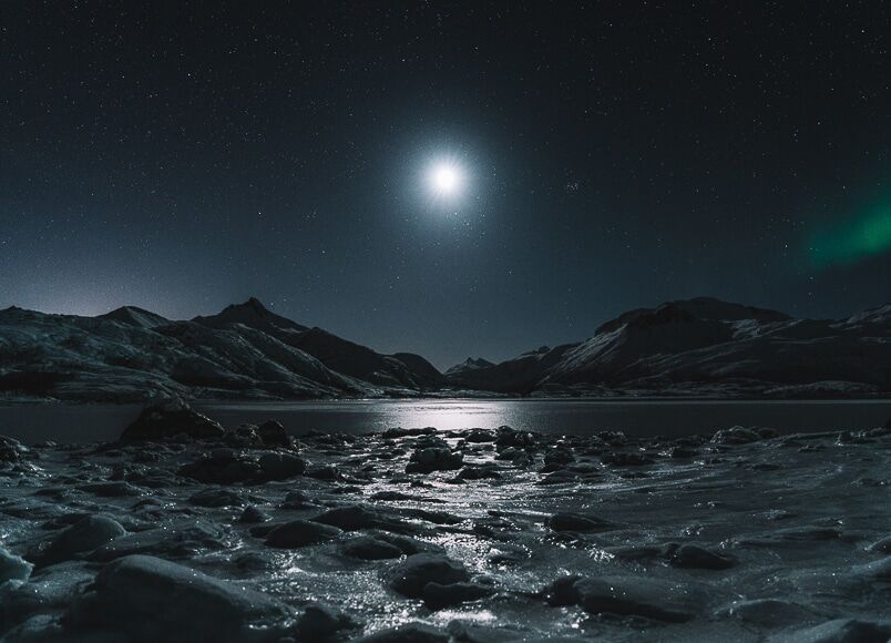 Maanlichtfotografie over rotsachtig landschap