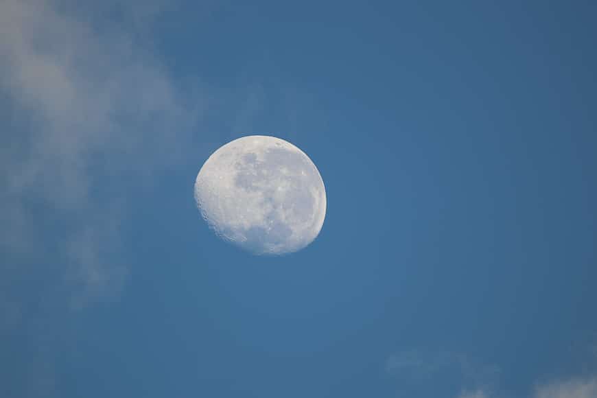 Foto overdag van de maan