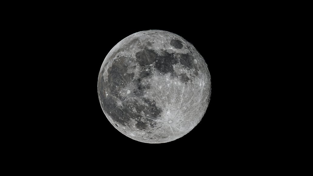 Maan gefotografeerd met telescoop