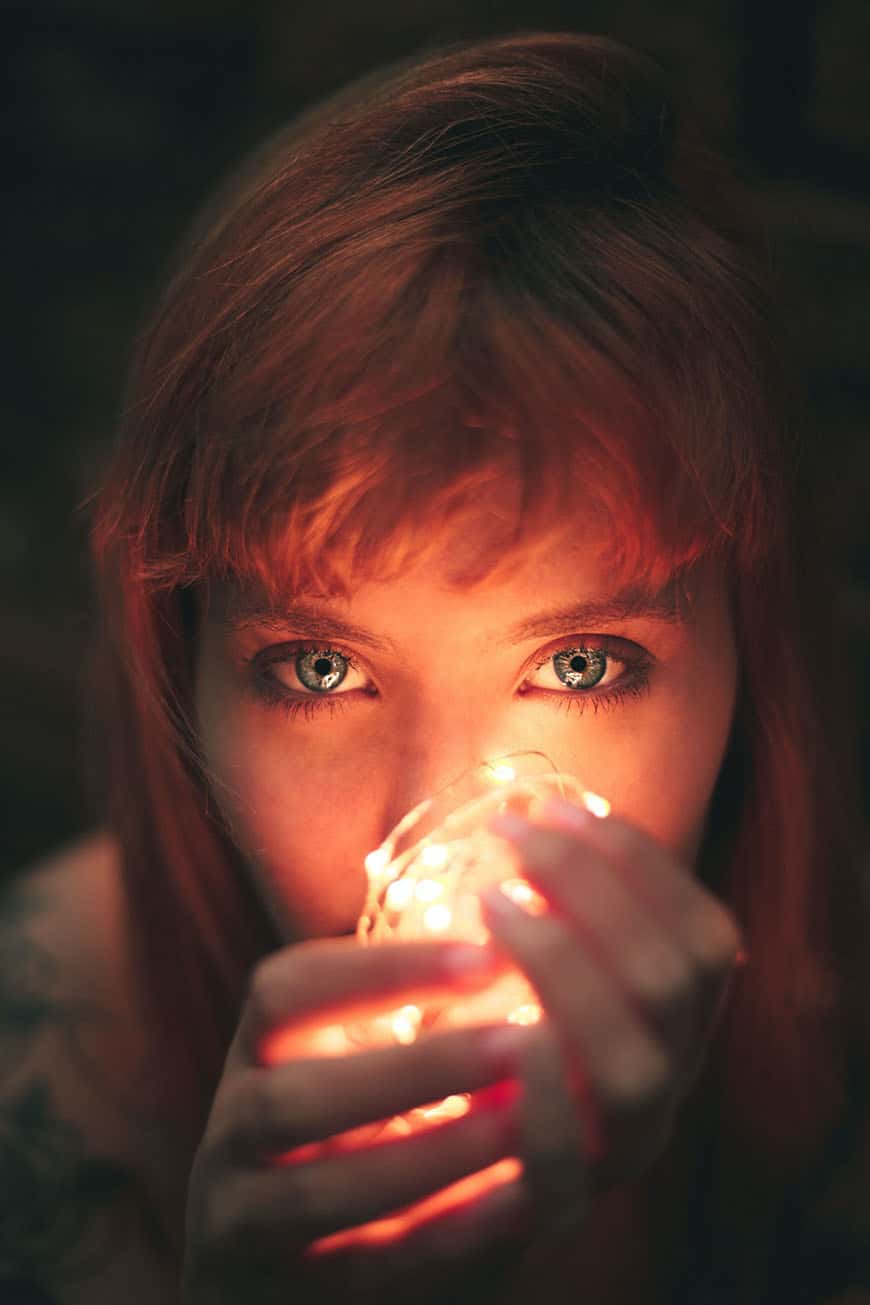 Fotoshoot van een meisje dat feeënlichtjes vasthoudt