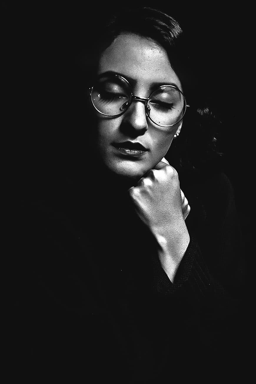 Zwart-wit portret van een vrouw met bril