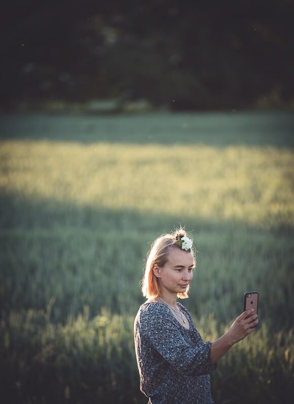 Meisje in het veld dat selfie maakt