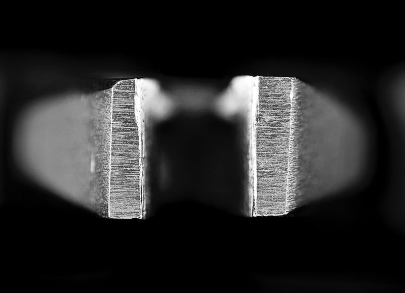 Macrodetail van metalen voorwerp in zwart-wit
