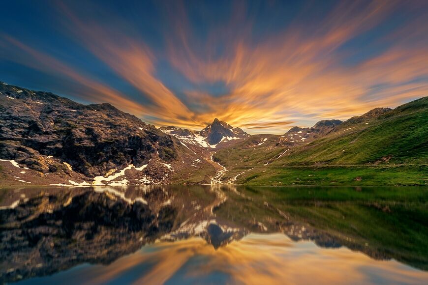 Landschapsbeeld van bergen weerspiegeld in meer