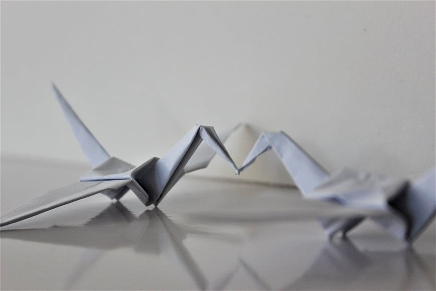 Twee origami papierkranen