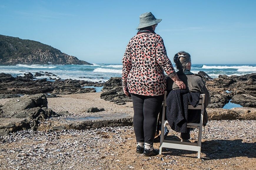Twee oudere vrouwen die uitkijken op zee