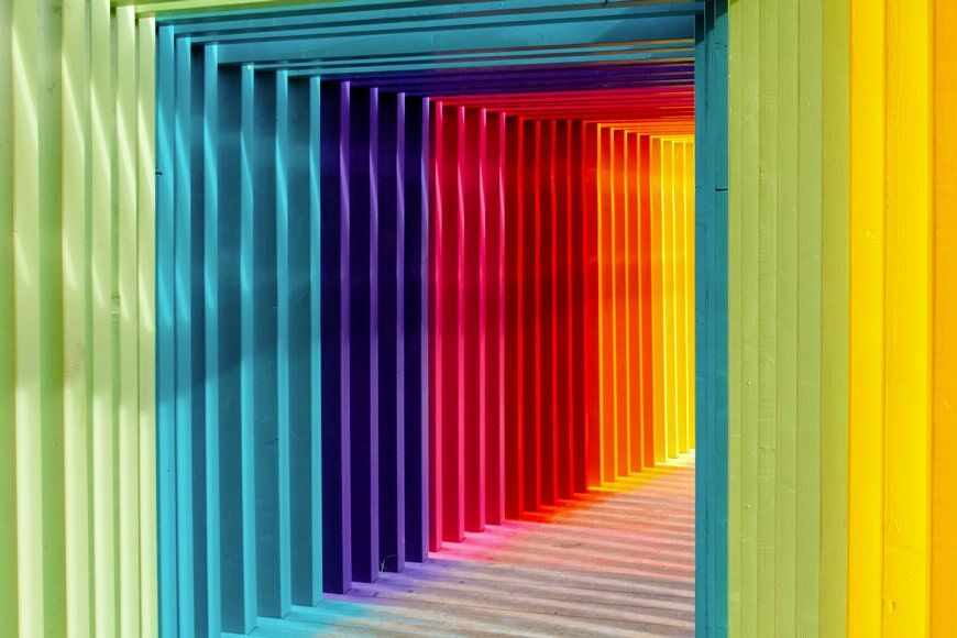 Vierkante tunnel met verschillende kleuren