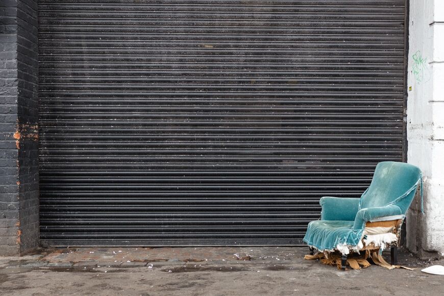 Stadsfotografie - gebroken fluwelen fauteuil voor garagedeur
