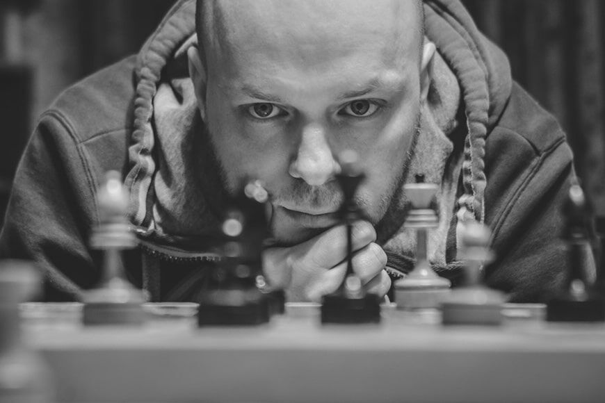 Man close-up over schaakbord