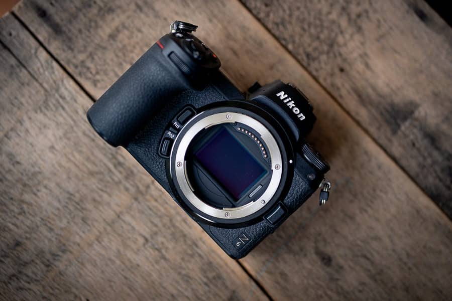 De Nikon z6 spiegelloze camera blinkt uit in video en beeldkwaliteit, autofocus, eye af, kwaliteit LCD scherm, sensor en belichting bij weinig licht.