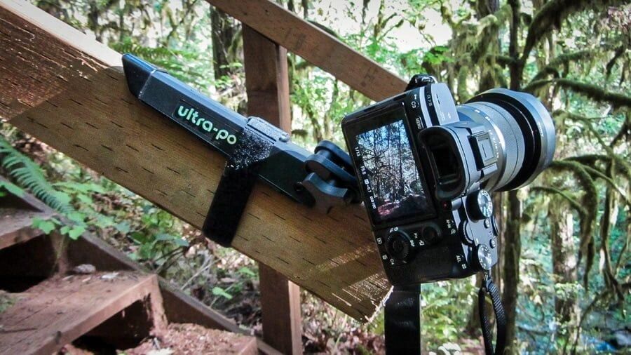 De Ultrapod 2 bevestigd aan een houten reling - reisstatief