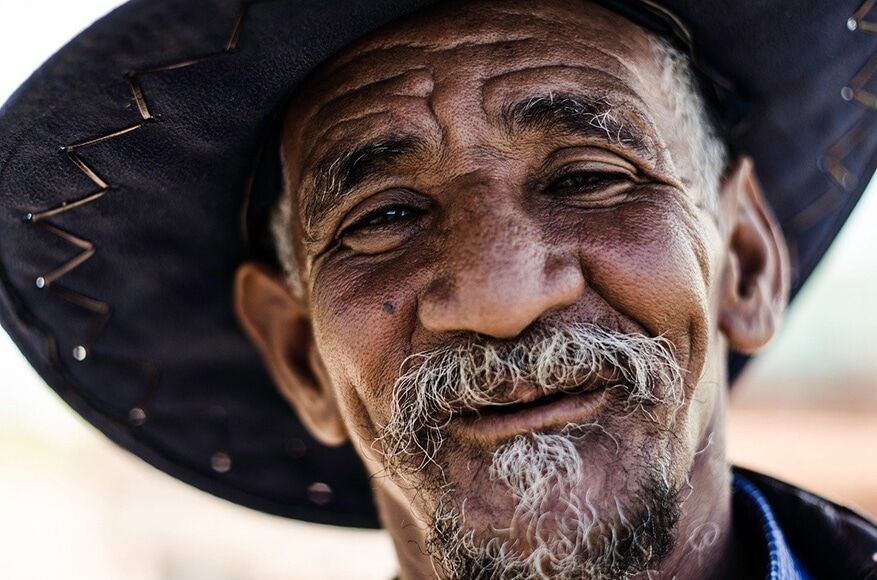 Portret van oude man met verweerde huid