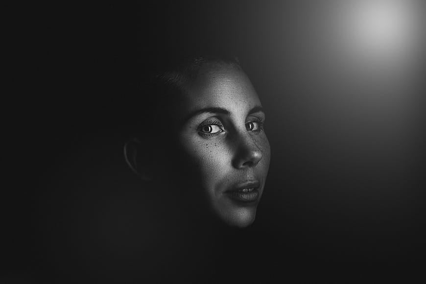 Zwart-wit portret van een vrouw met de punt van het gezicht gemarkeerd