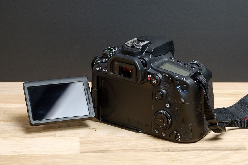 De Canon 90D heeft een roterend, omdraaiend touchscreen dat perfect is voor videografie.