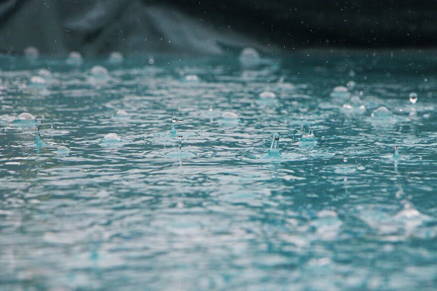 Regen raakt water