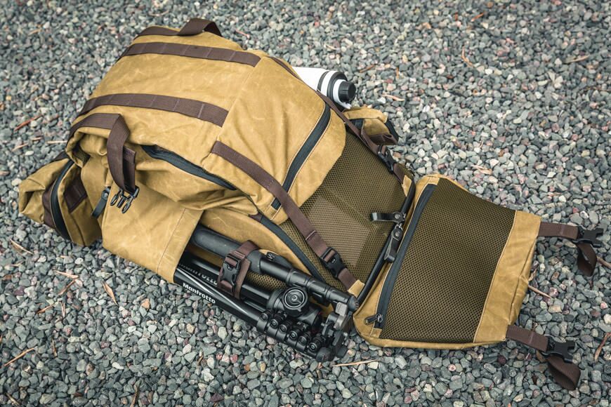 De Pilot Backpack heeft meerdere zakken bedekt en beschermd door het hoofddeksel aan de bovenkant en veilig gesloten door de lichtgewicht gespen.