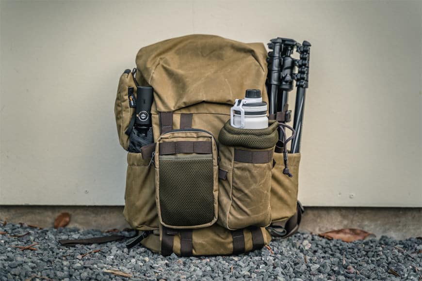 De MOLLE-systeemriemen op de Pilot Backpack zijn een enorme hulp bij het uitbreiden van uw draagcapaciteit en stijl.