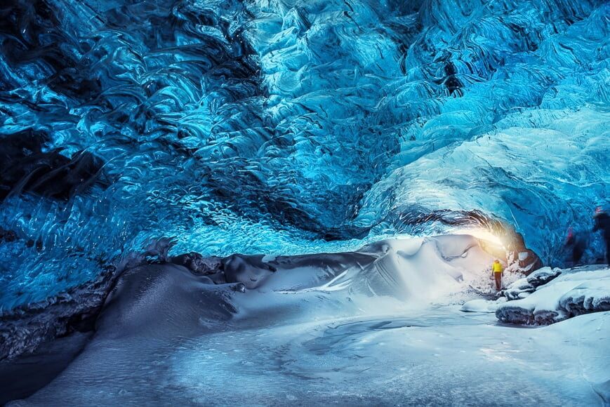 Gletsjers creëren ijsgrotten die prachtige landschappen zijn om op camera vast te leggen.