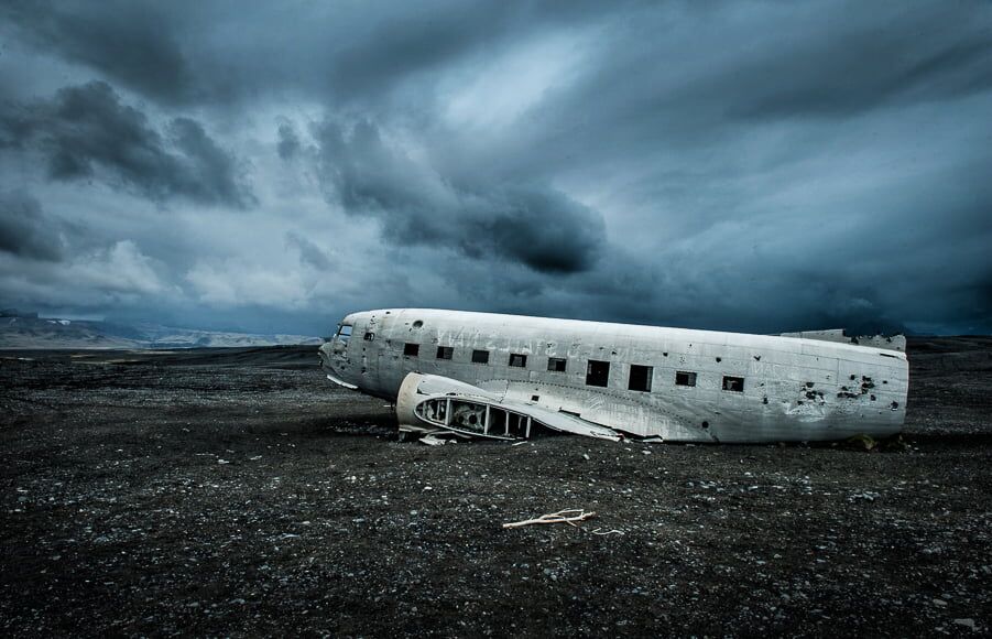 Unieke landschappen om te fotograferen zijn onder andere een desolaat vliegtuigwrak.