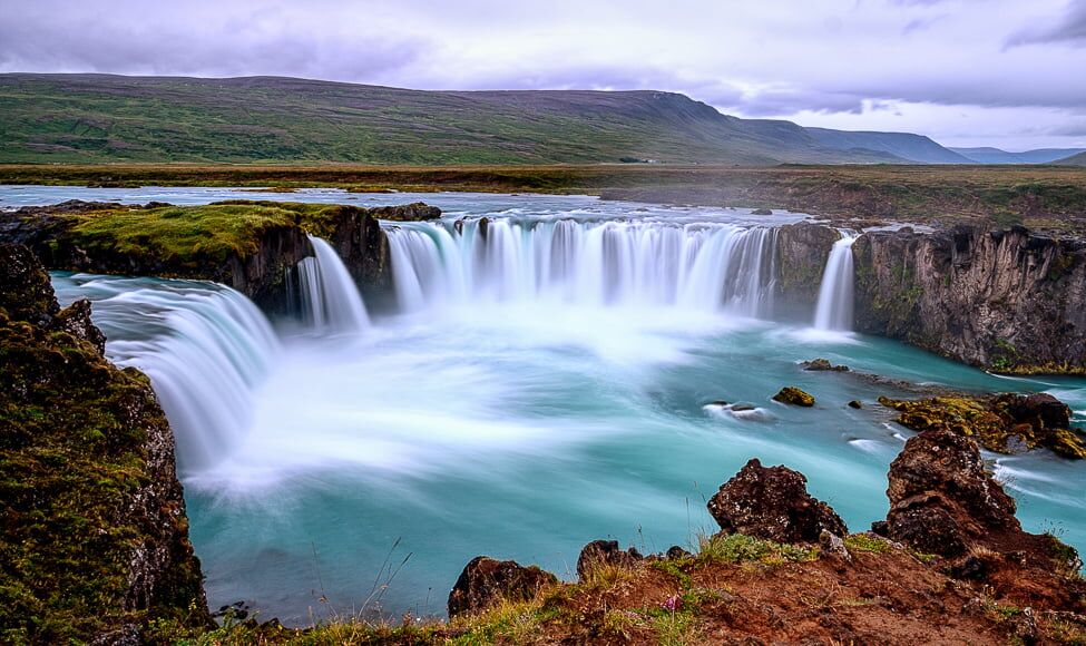 Goðafoss, of waterval van de goden zoals het ook wel bekend staat, is een belangrijke waterval in IJsland.