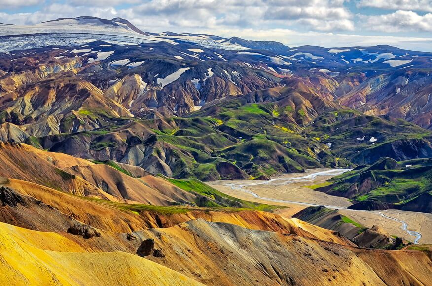 Landmannalaugar bergketen biedt een zeer uniek en vreemd kleurrijk landschap gelegen in het natuurreservaat Fjallabak.