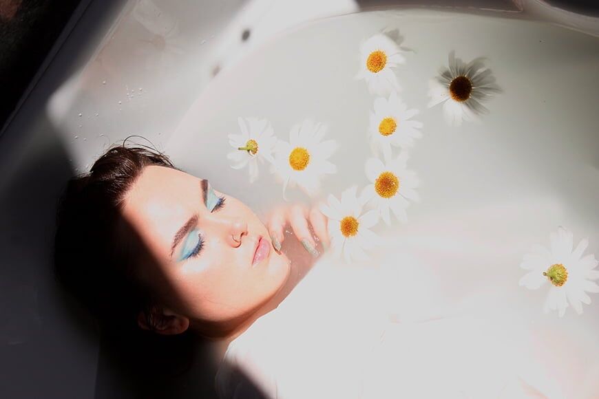 Bij melkbadfotografie kun je raamlicht gebruiken om het bad te verlichten voor een badshoot