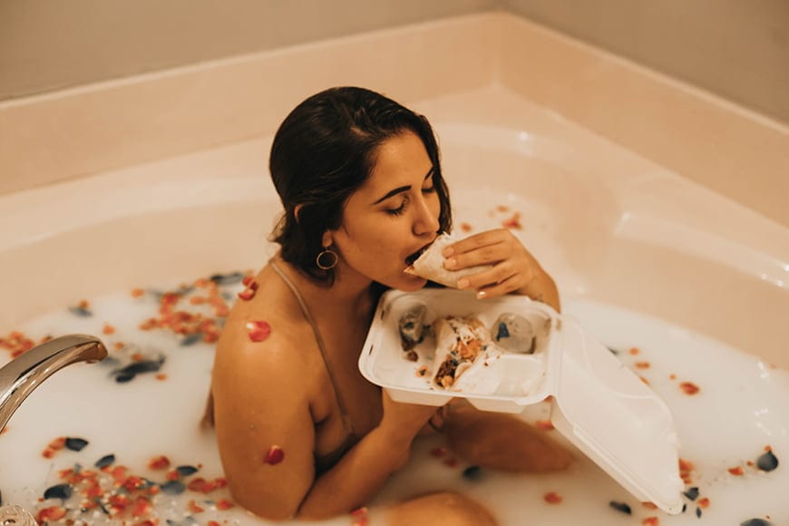 Model eten in een melkbad