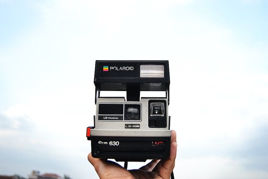 Polaroid camera reikt naar de hemel