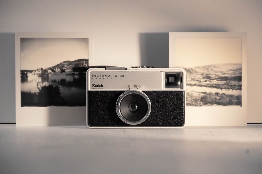 Kodak camera zit scherp met polaroids op de achtergrond