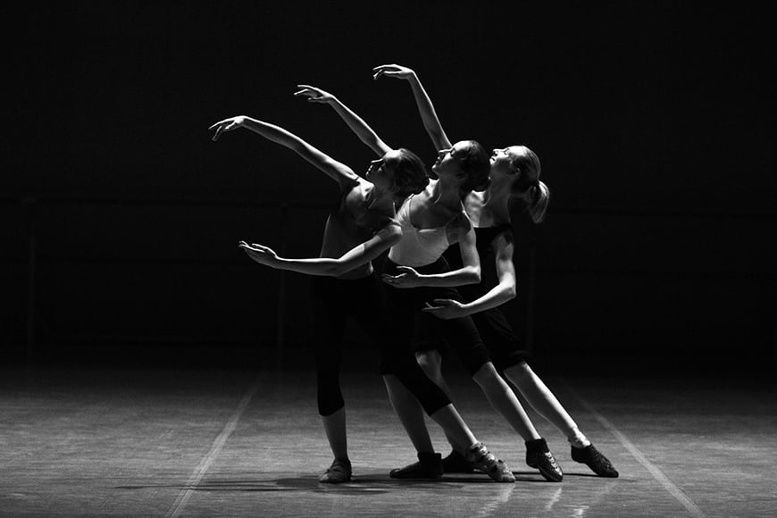 Voorbeelden van dansers poses vastgelegd in zwart-wit fotografie.