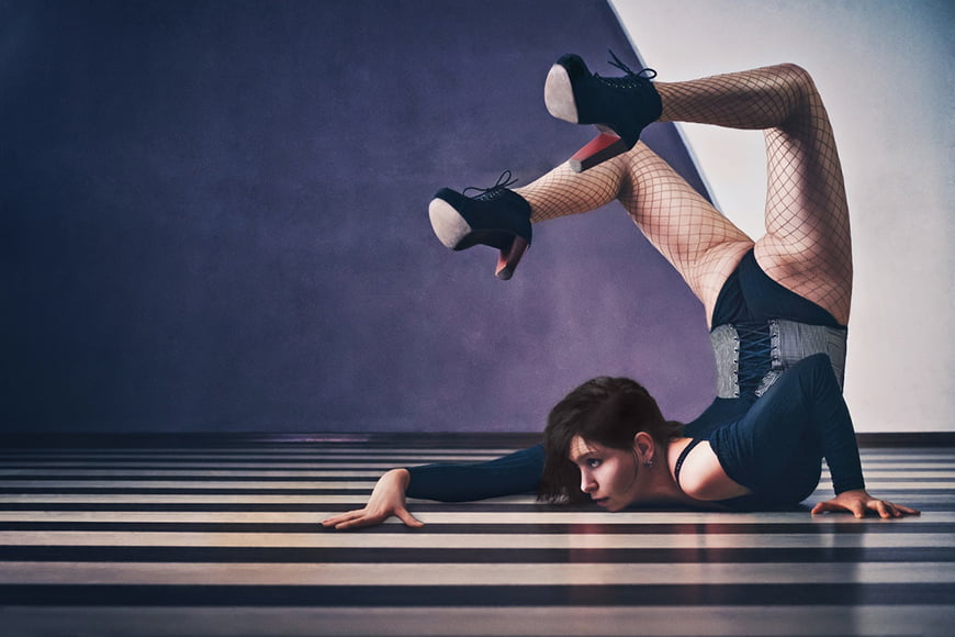 Moderne danser pose idee met verwrongen lichaam.