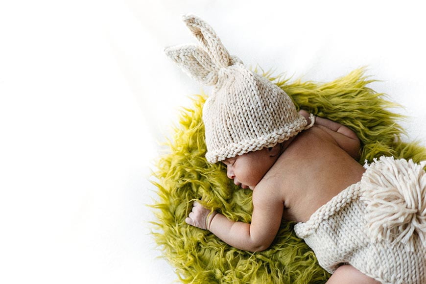 Gekostumeerde babyfoto's zijn een geweldig gebruik van rekwisieten voor pasgeboren fotografie.
